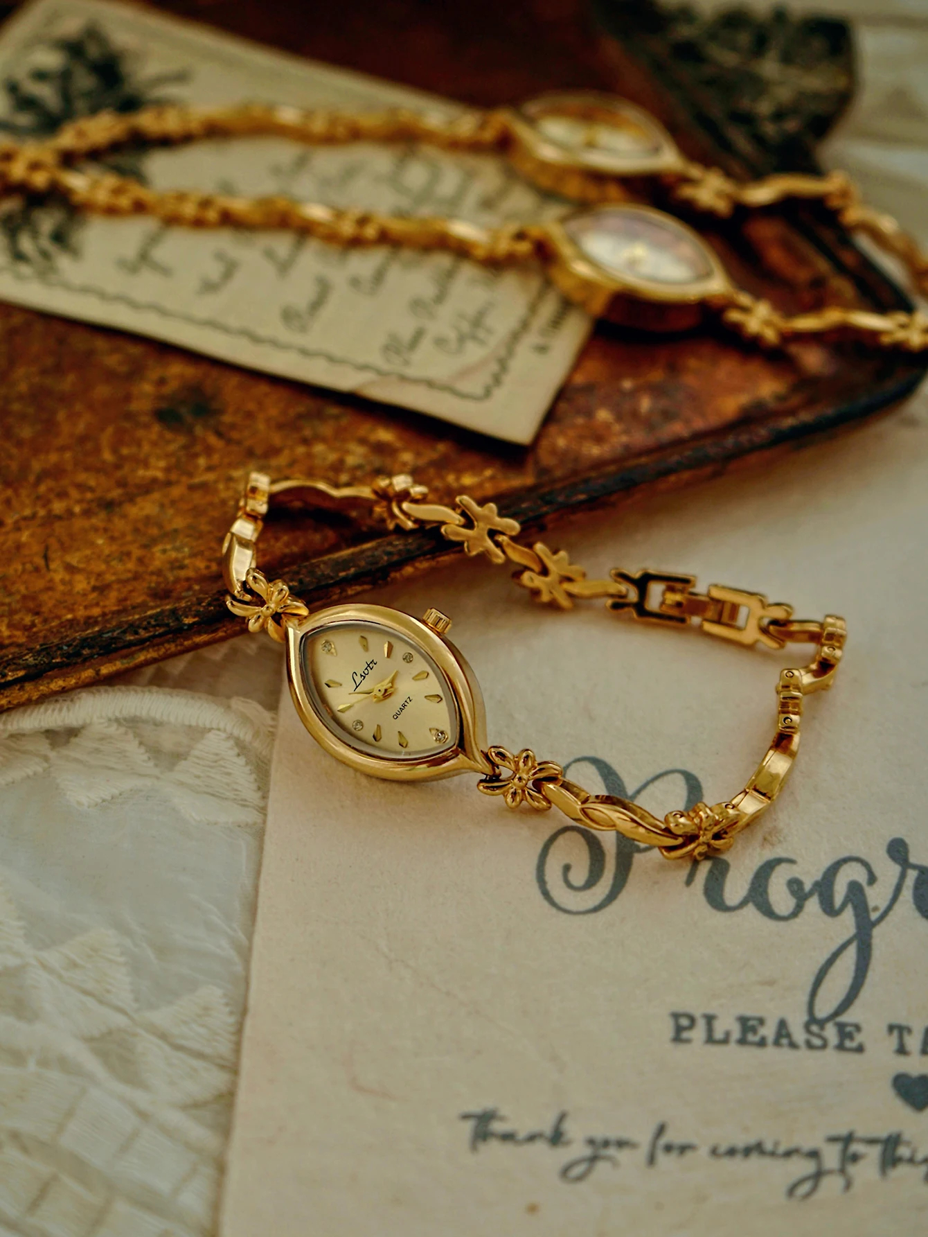 Reloj de Pulsera para Mujer Estilo Retro Francés — Esfera Ovalada Pequeña, Acabado Dorado